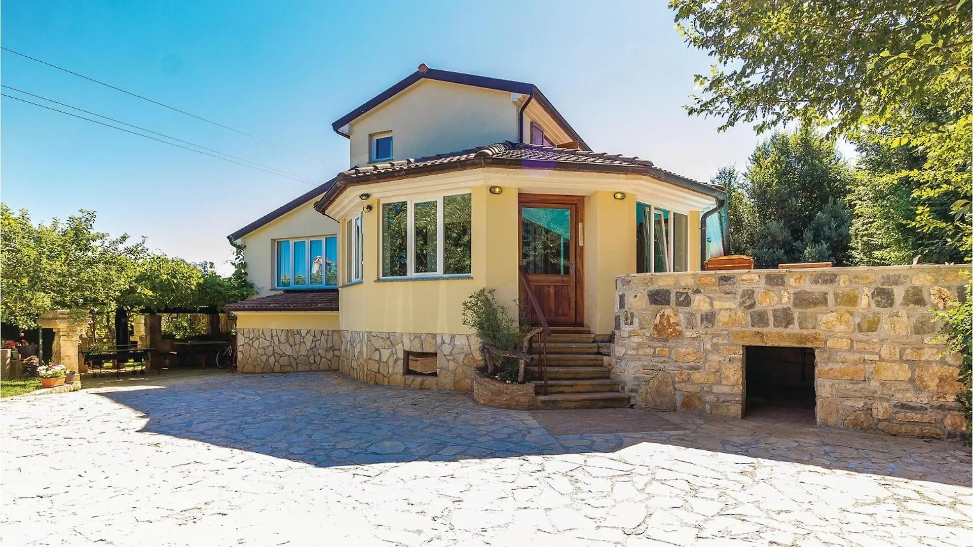 Lovely Home In Liznjan With Kitchen