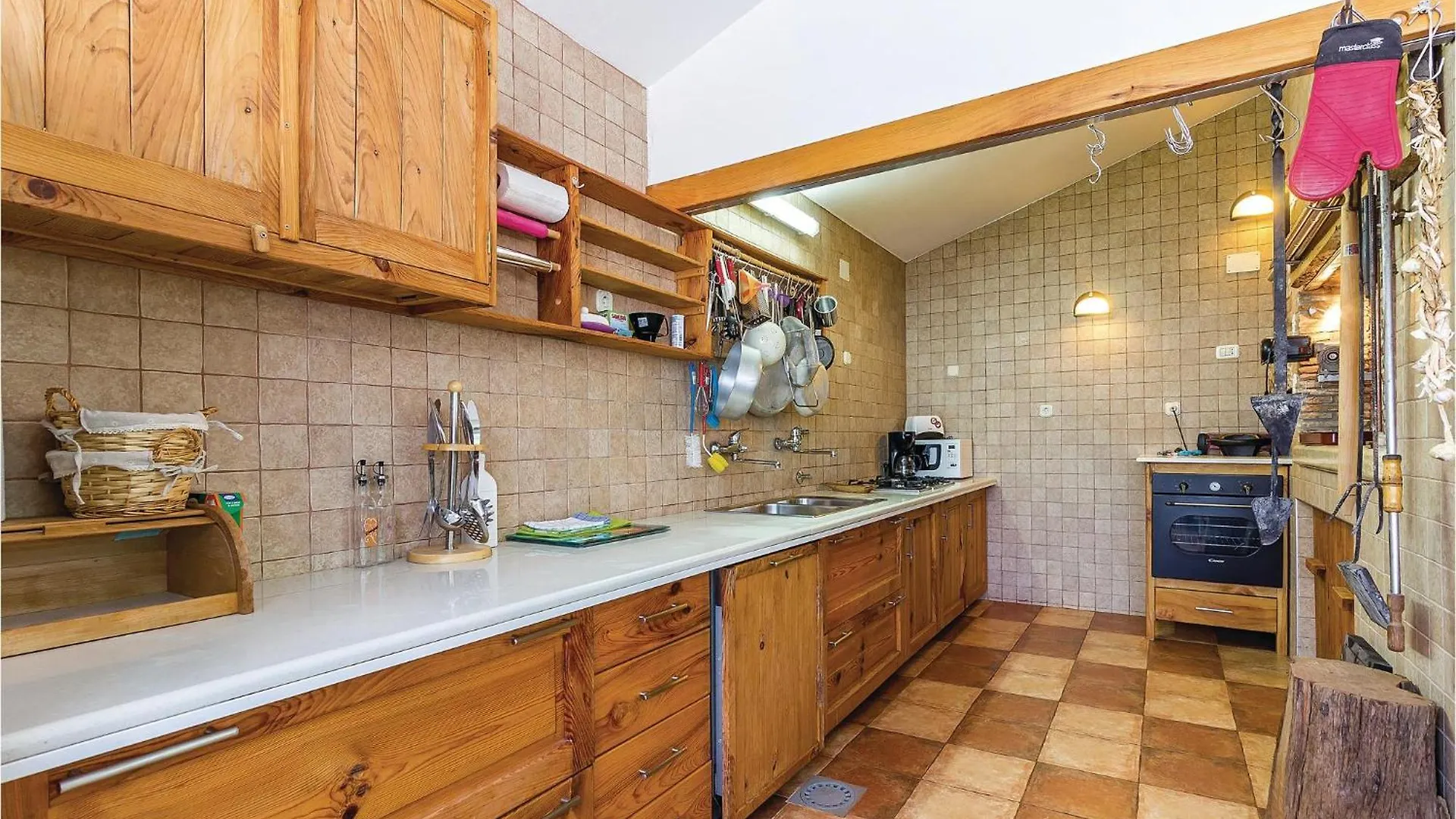 Lovely Home In Liznjan With Kitchen